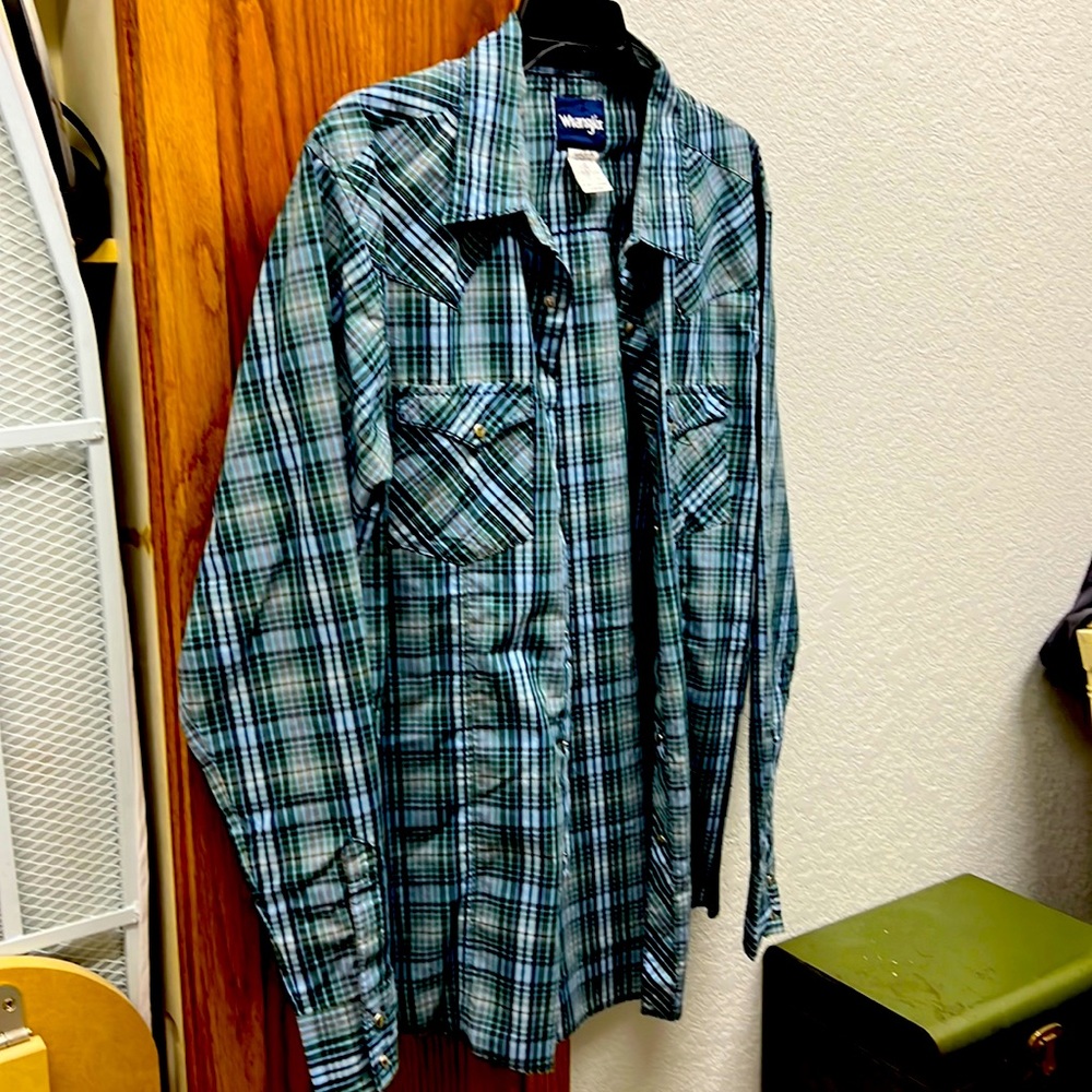 Wrangler men’s pearl snap shirt.
